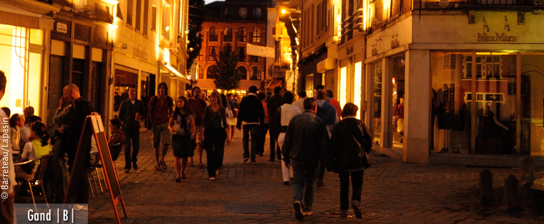 Une rue piétonne à la tombée de la nuit à Gand/Gent en Flandre en Belgique.
