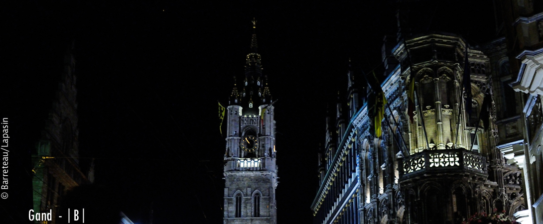 L'hôtel de Ville/stadhuis et l'église Saint-Nicolas/Sint-Niklaaskerk la nuit à Gand/Gent en Flandre en Belgique.