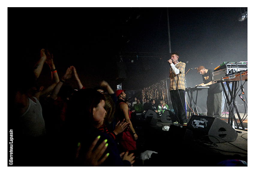 ADULT DVD le 1er août 2025 pendant l'Absolutely Free Festival à Genk en Belgique.