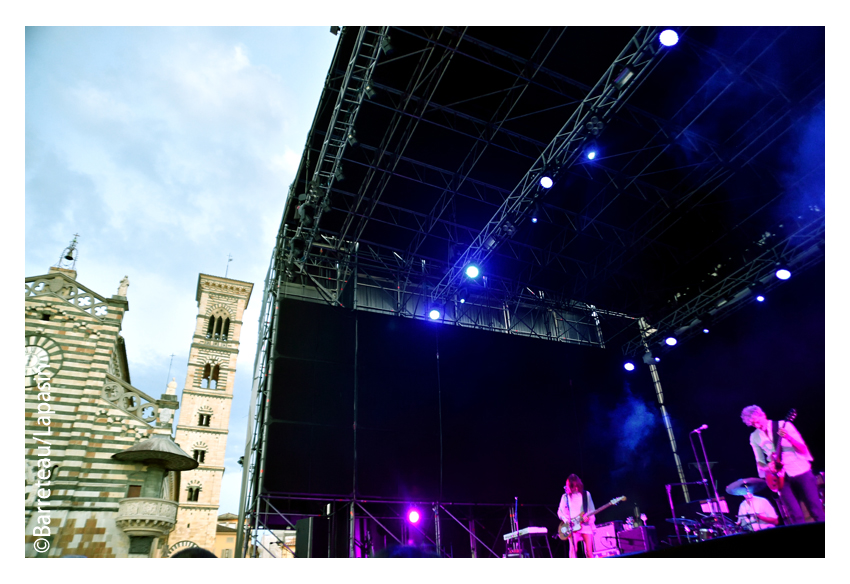 BLONDE REDHEAD en concert le 01/09/2018 dans le cadre du festival Settembre sur la place du Duomo à Prato en Italie.