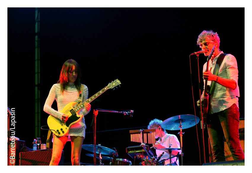 BLONDE REDHEAD en concert le 01/09/2018 dans le cadre du festival Settembre sur la place du Duomo à Prato en Italie.