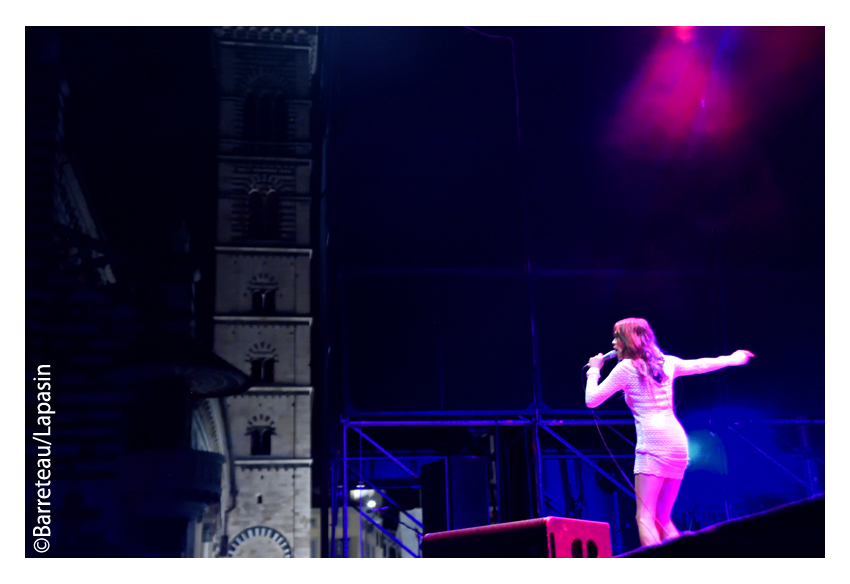 BLONDE REDHEAD en concert le 01/09/2018 dans le cadre du festival Settembre sur la place du Duomo à Prato en Italie.