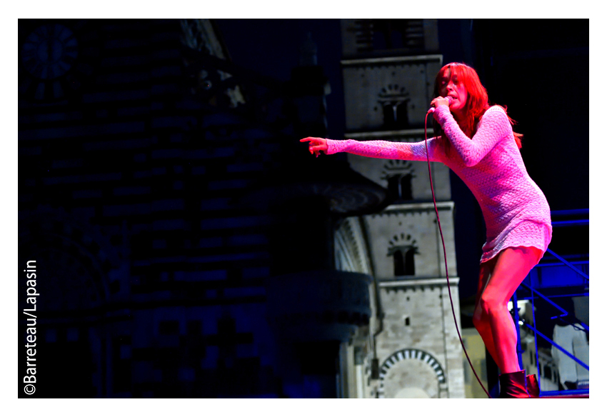 BLONDE REDHEAD en concert le 01/09/2018 dans le cadre du festival Settembre sur la place du Duomo à Prato en Italie.