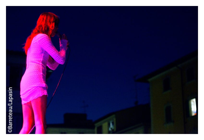 BLONDE REDHEAD en concert le 01/09/2018 dans le cadre du festival Settembre sur la place du Duomo à Prato en Italie.