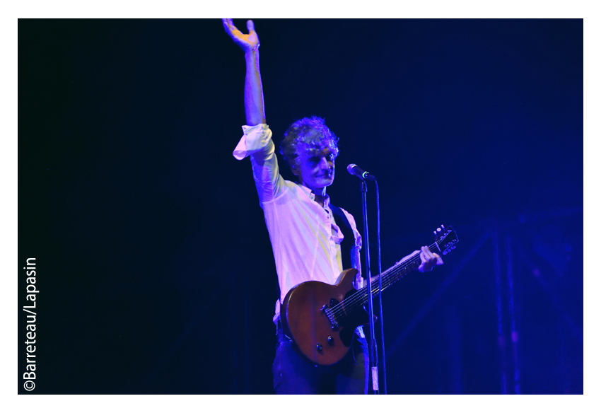 BLONDE REDHEAD en concert le 01/09/2018 dans le cadre du festival Settembre sur la place du Duomo à Prato en Italie.