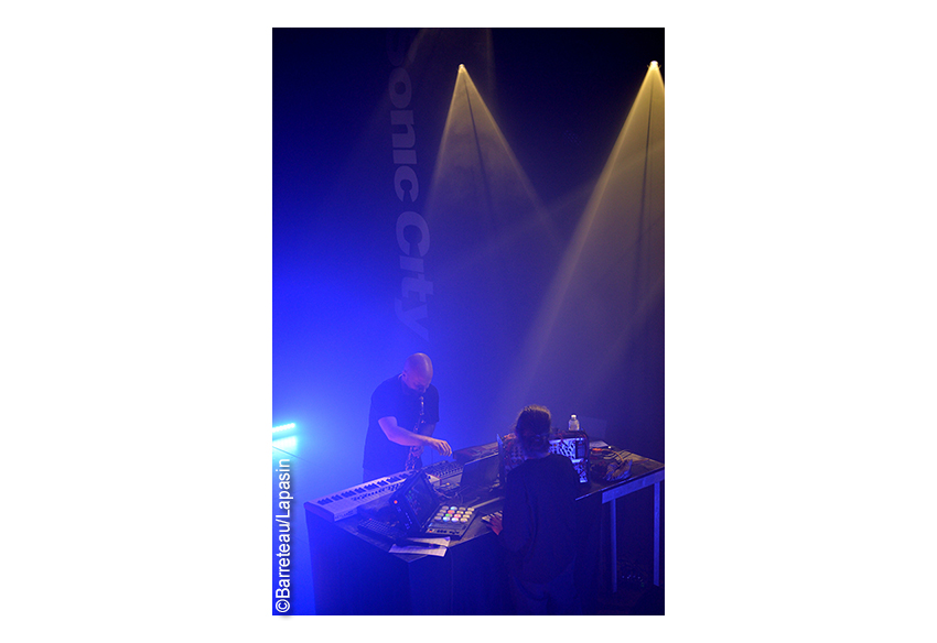 Les photos de HOLDEN & ZIMPEL en concert le 23.11.2021 dans le cadre du Sonic City au de De Kreun à Courtrai/Kortrijk |B|.