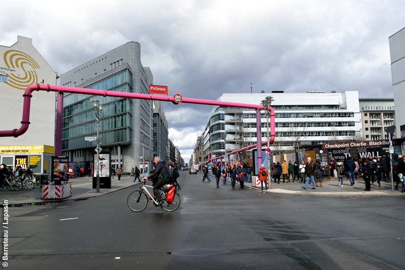 Les photos de checkpoint Charlie à Berlin