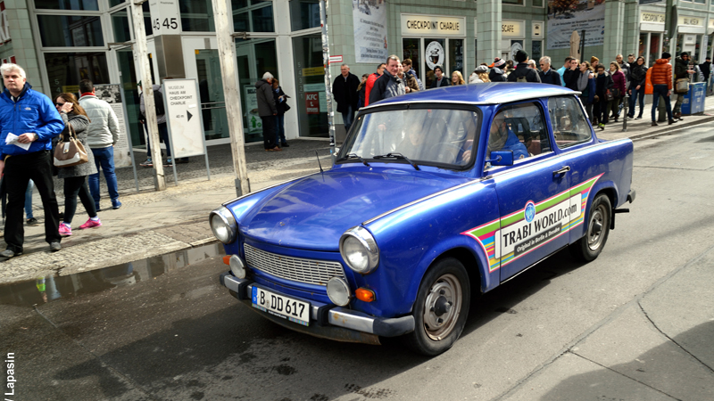 Les photos de checkpoint Charlie à Berlin