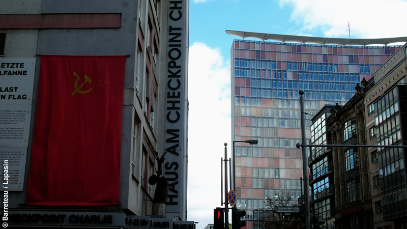 Les photos de checkpoint Charlie à Berlin