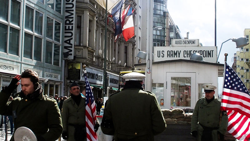 Les photos de checkpoint Charlie à Berlin