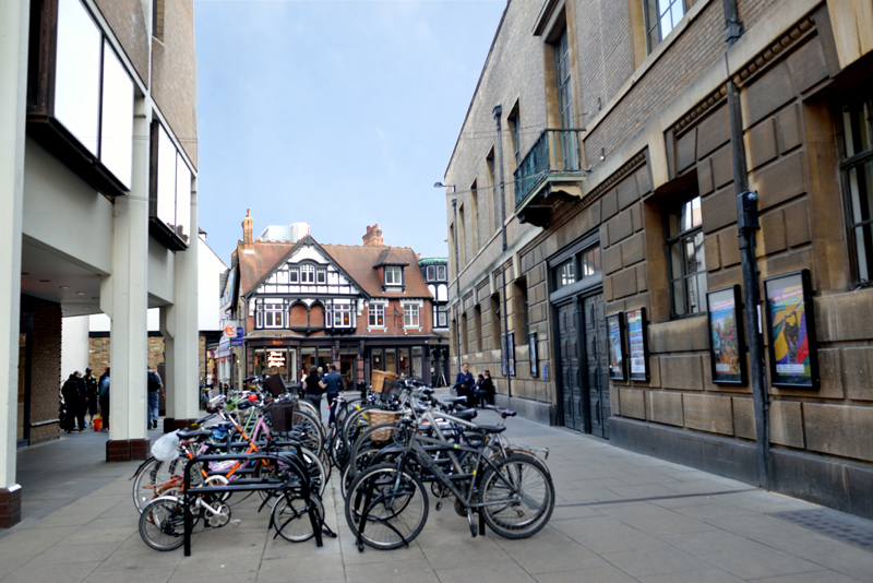 Les photos d'une balade dans le quartier de la salle The Cambridge Corn Exchange à Cambridge au Royaume-Uni.