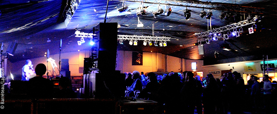 Les salles de concert de musique alternative à Liverpool au Royaume-Uni.